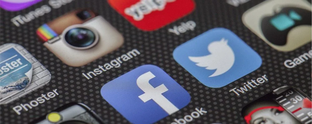Social media application testing process covering feeds, messaging, notifications, security, and performance.